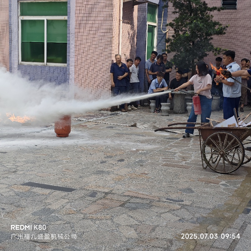 夏季消防实践,美女们一枪搞定